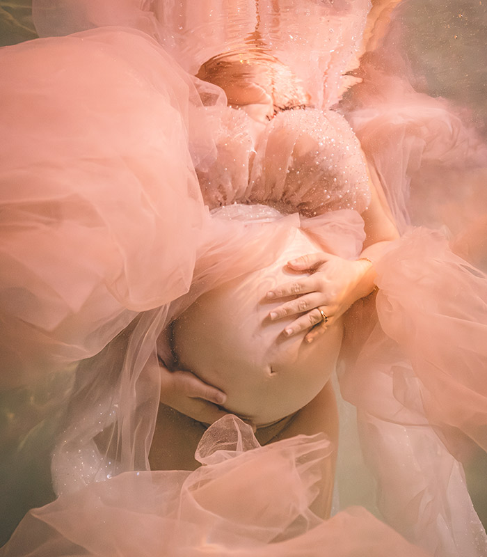 Séance photo grossesse underwater à Marseille, en mer ou en piscine