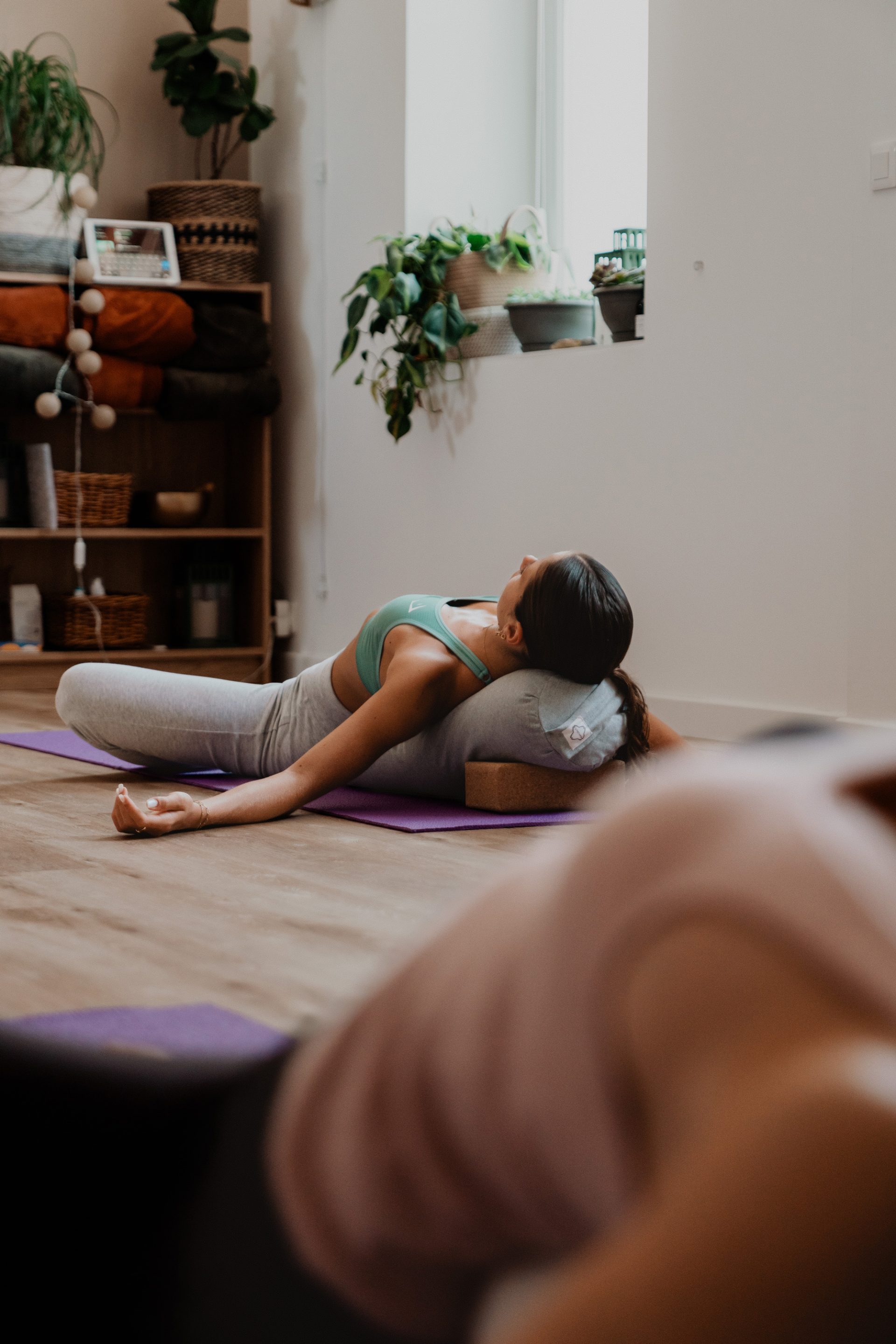 Posture de yoga mise en lumière dans un shooting professionnel