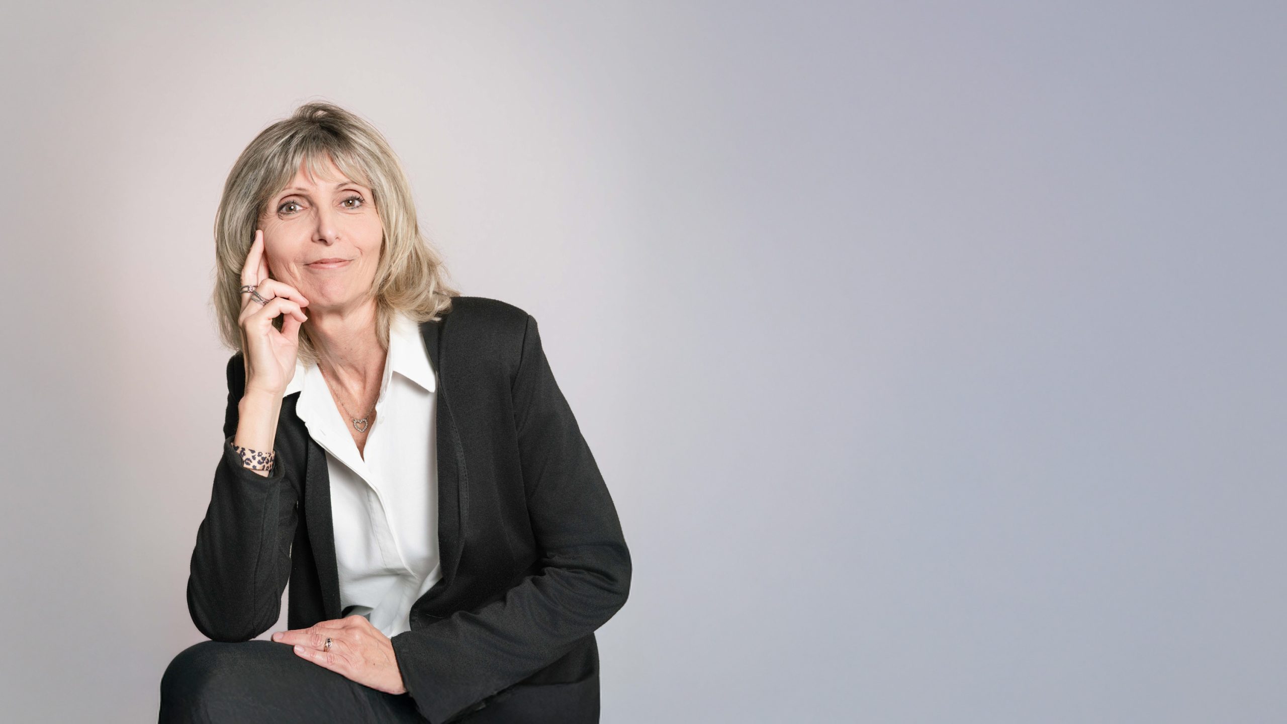 photographe-entreprise-marseille-portrait-corporate-femme-scaled