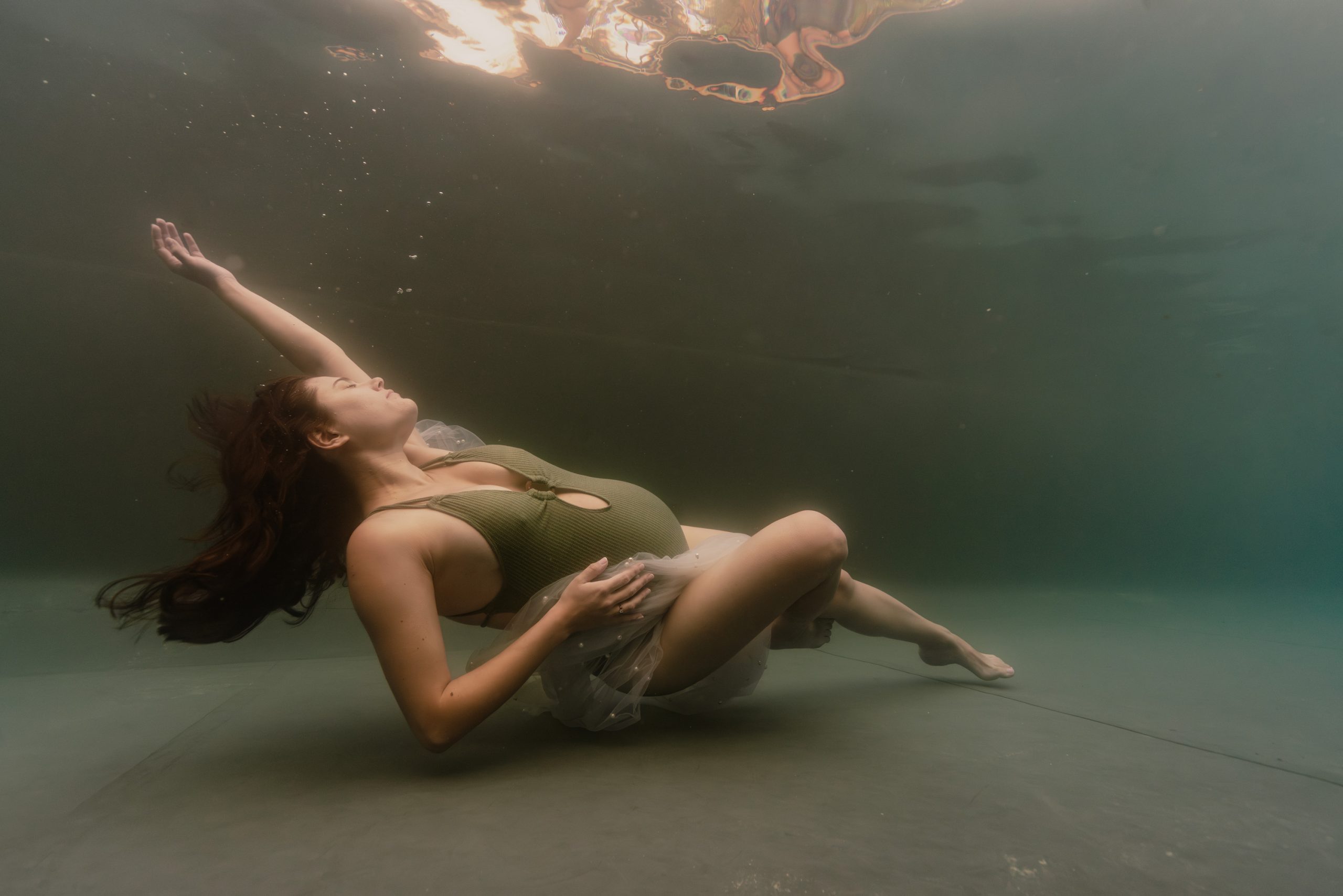 seance-grossesse-dans-eau-marseille-scaled