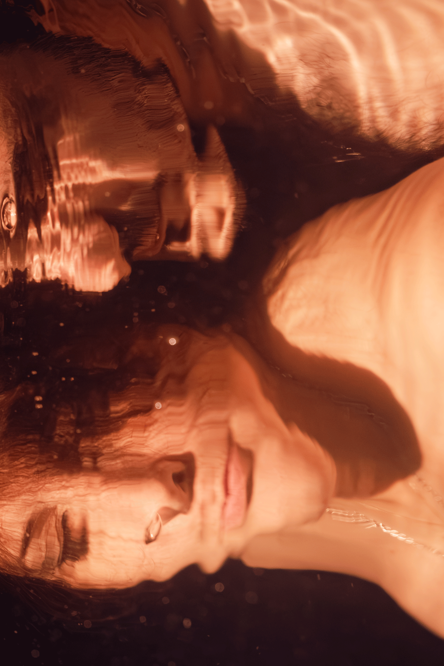 Couple attendant un enfant photographié sous l’eau