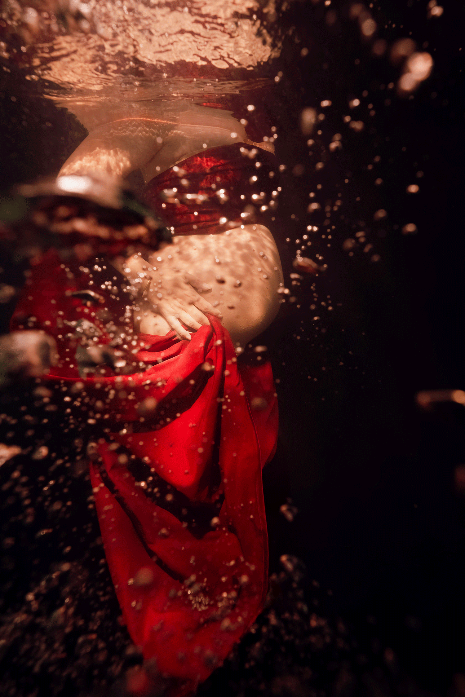 Ventre de femme enceinte photographié sous l’eau