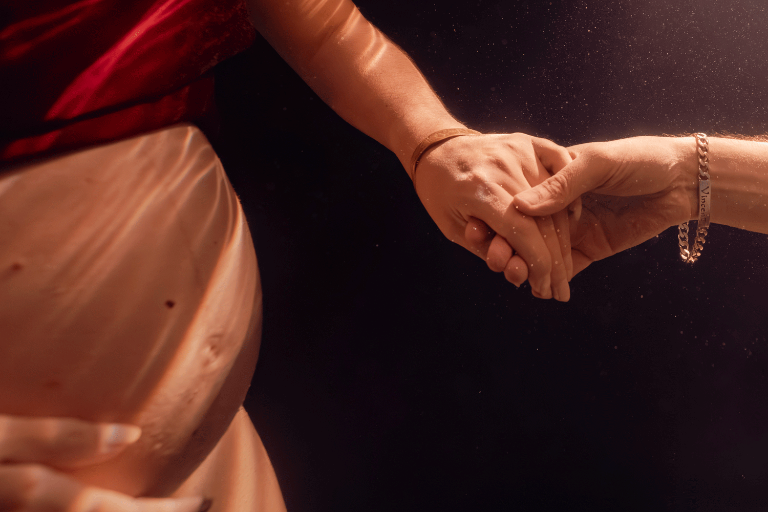 Moment de respiration lors d’une séance photo grossesse underwater