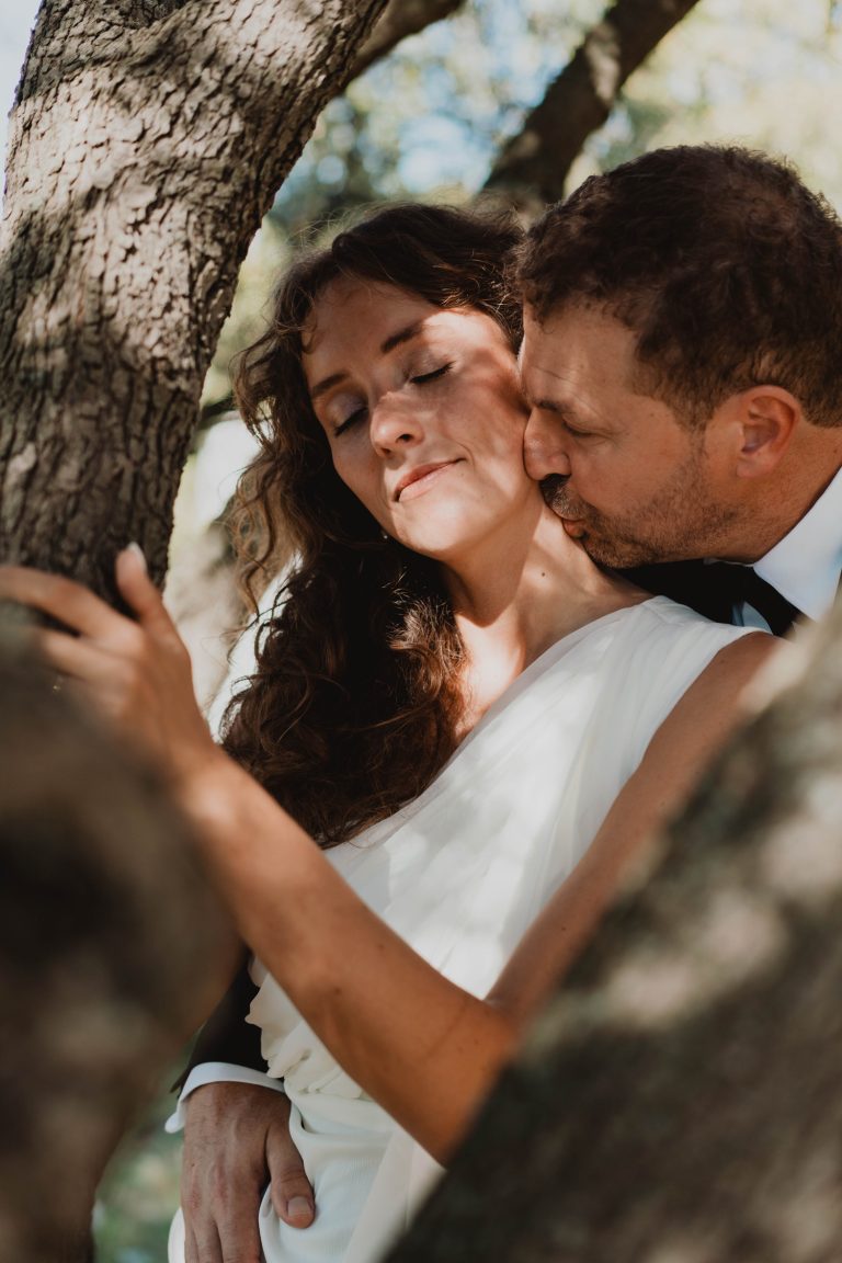 Mariage intimiste à La Ciotat : un reportage naturel, une villa et une voiture de sport