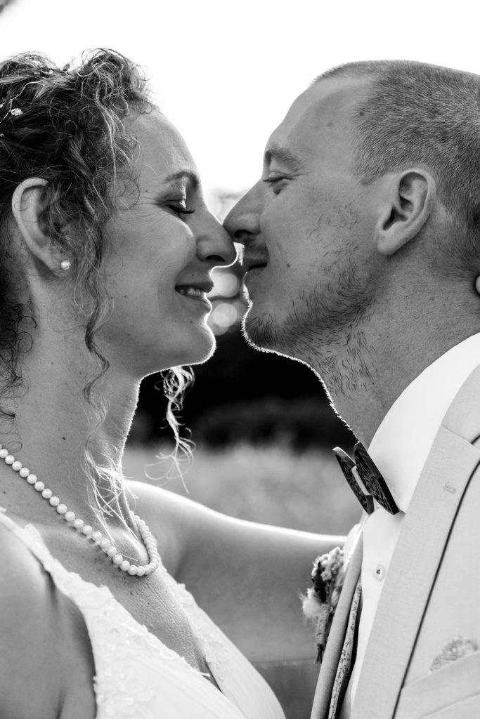 Photo de couple lors d’un mariage à Aix-en-Provence, moment intime et naturel