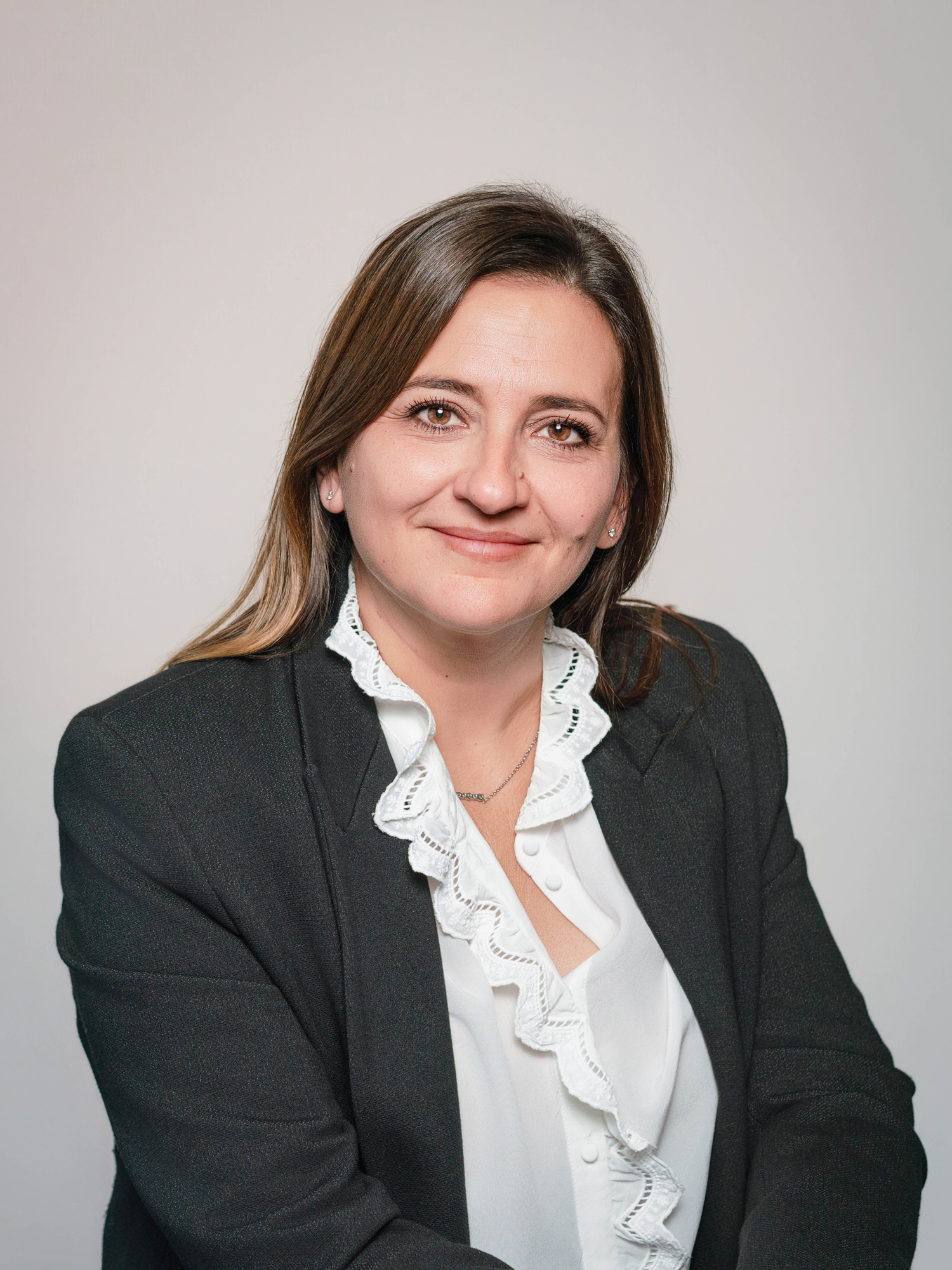 Portrait corporate féminin en entreprise chez Polyexpert