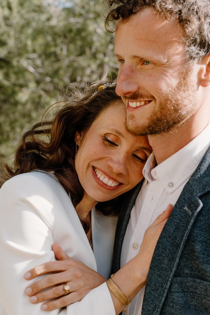 Couple de mariés Amelina et Yair lors de leur séance couple, moment complice et naturel