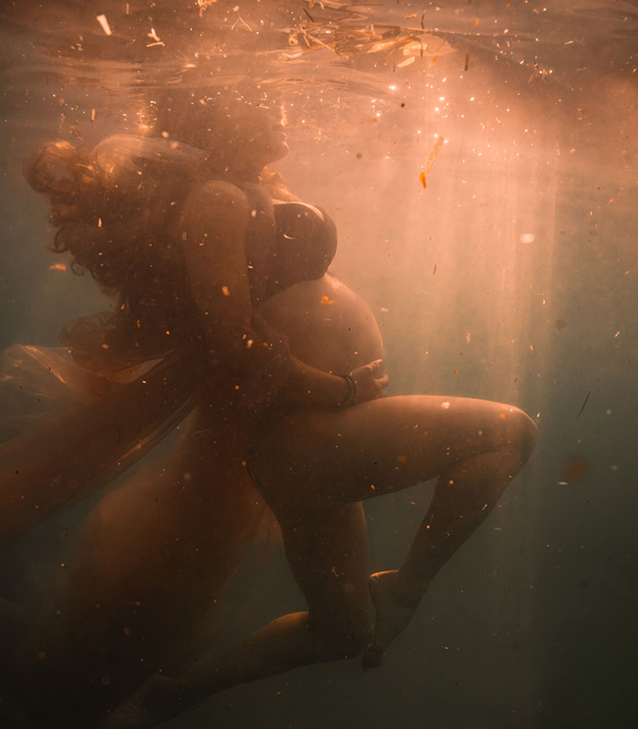 Séance photo grossesse underwater en mer à Marseille, femme enceinte sous l’eau
