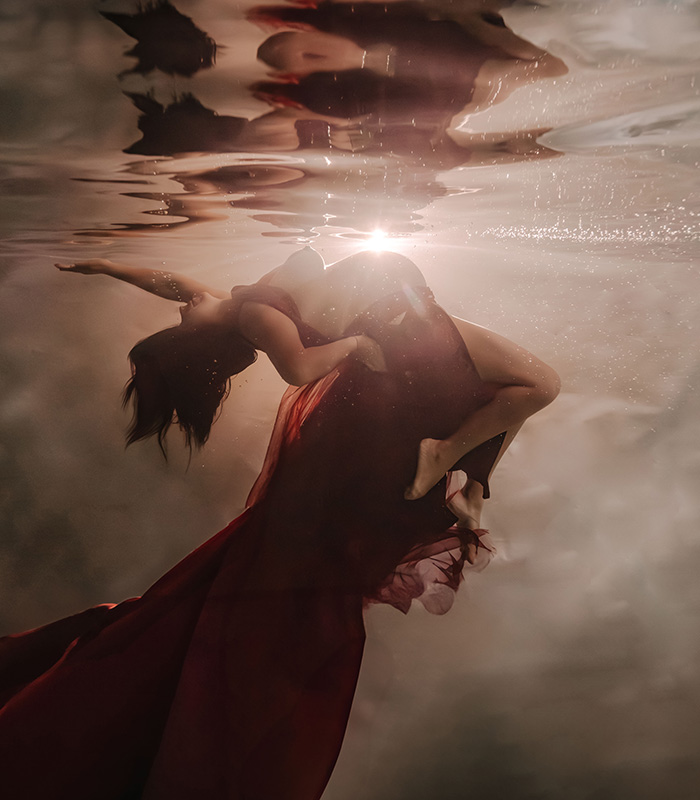 Séance photo grossesse underwater en piscine à Marseille, femme enceinte nue