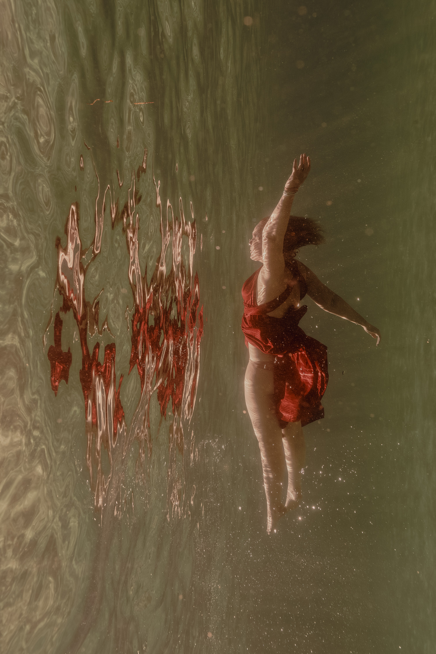 Portrait underwater d’une femme en mer à Giens
