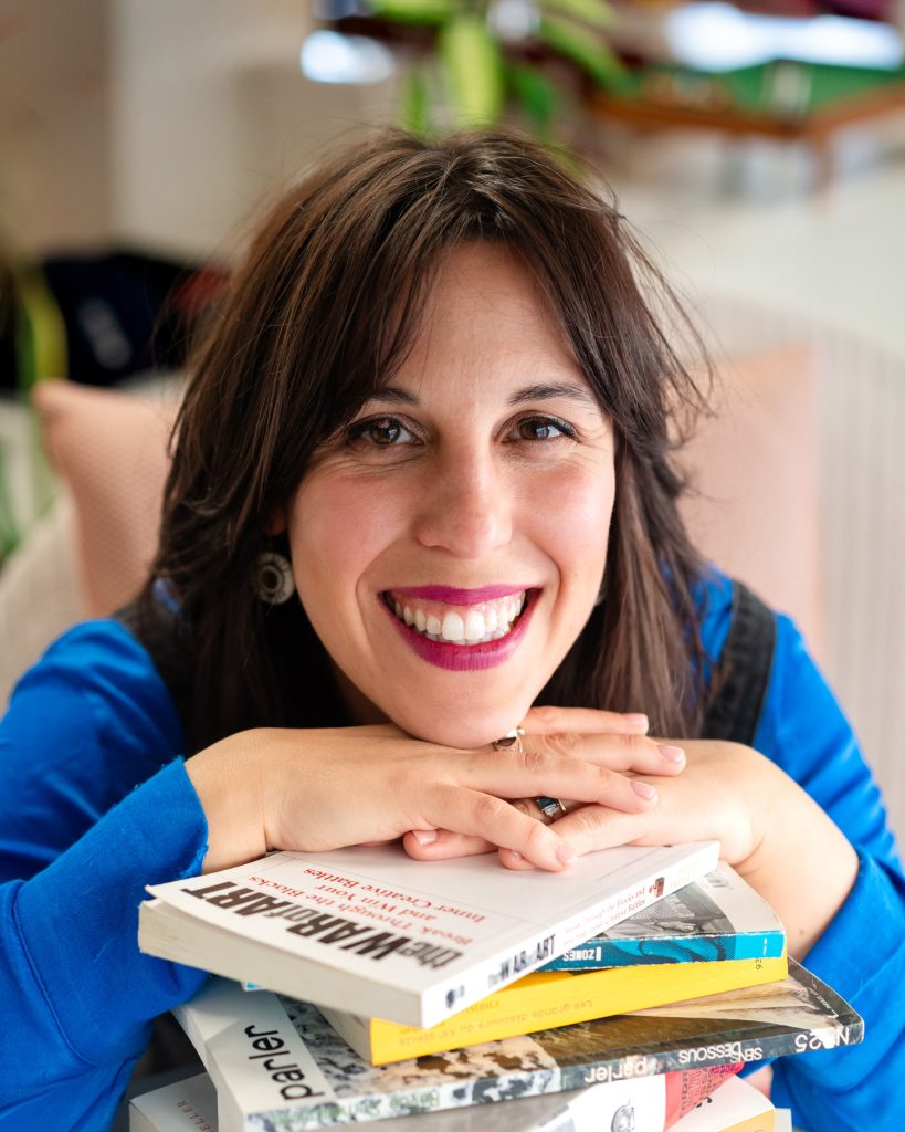 Portrait professionnel de Delphine Schram, médiatrice et facilitatrice, réalisé lors d’une séance photo corporate humaine et naturelle