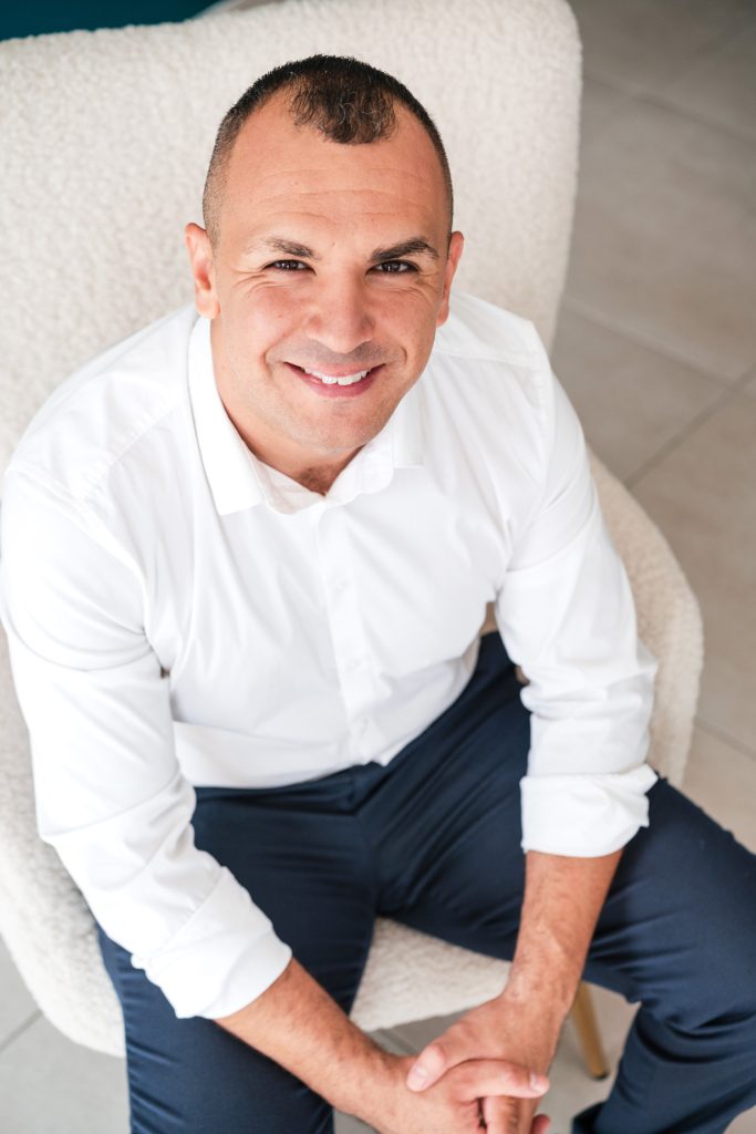 Témoignage client – portrait professionnel de Dorian, dirigeant de Caelia Patrimoine, réalisé par une photographe entreprise à Marseille