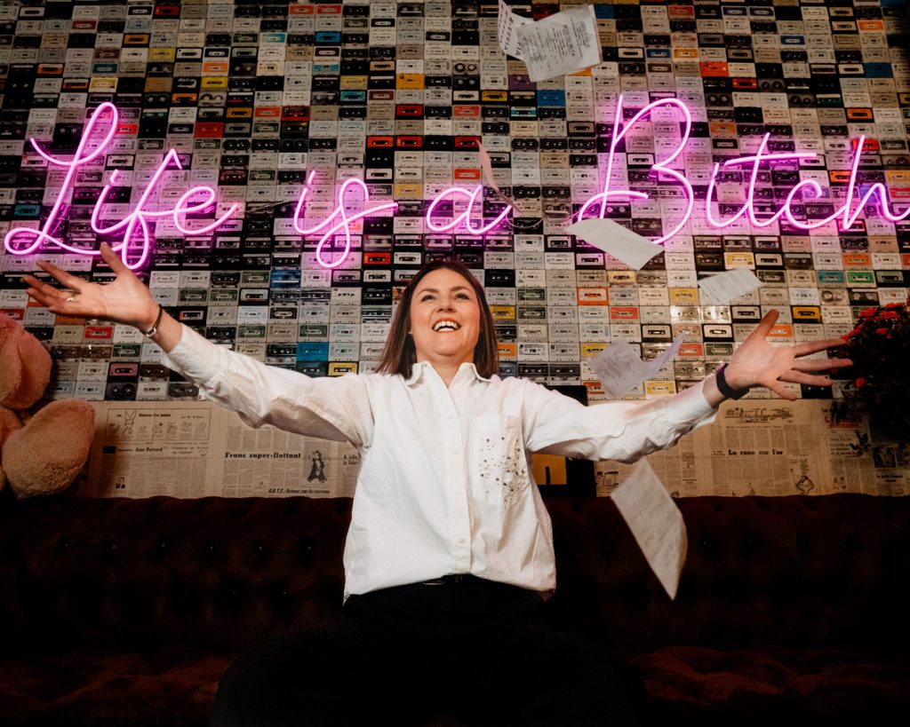 Portrait professionnel de Sabrina Verger, assistante administrative externalisée, réalisé lors d’une séance photo corporate naturelle et professionnelle