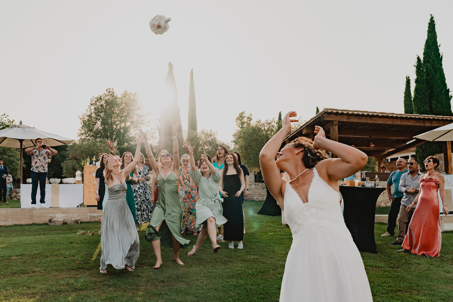 Vin d’honneur dans un reportage photo mariage en Provence